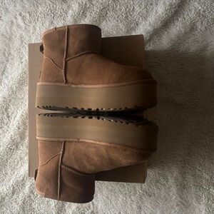 UGG Chestnut Classic Mini Platform Boots - size 8